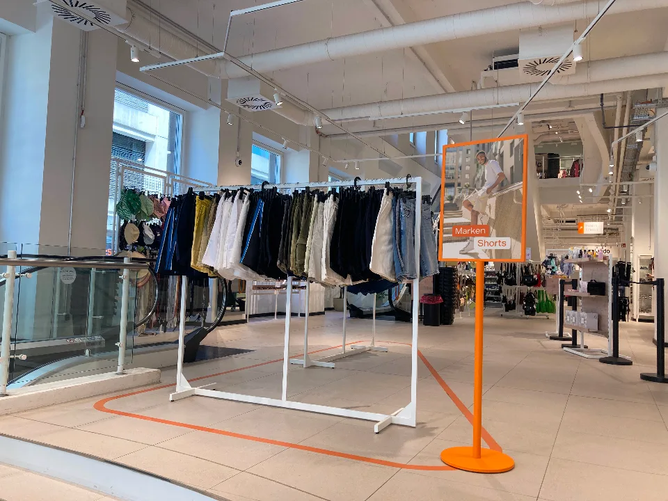 Herrenshorts Welcome Fläche im Zalando Outlet Karlsruhe